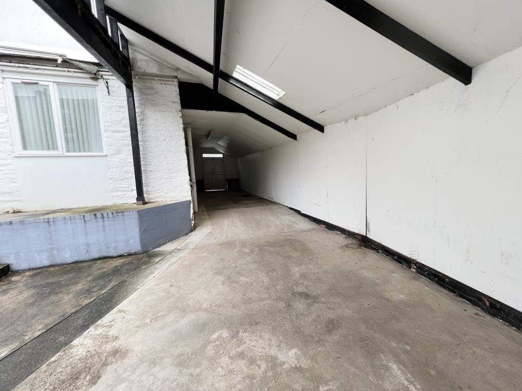 Lot: 128 - FORMER FUNERAL PARLOUR WITH POTENTIAL - General view of car port